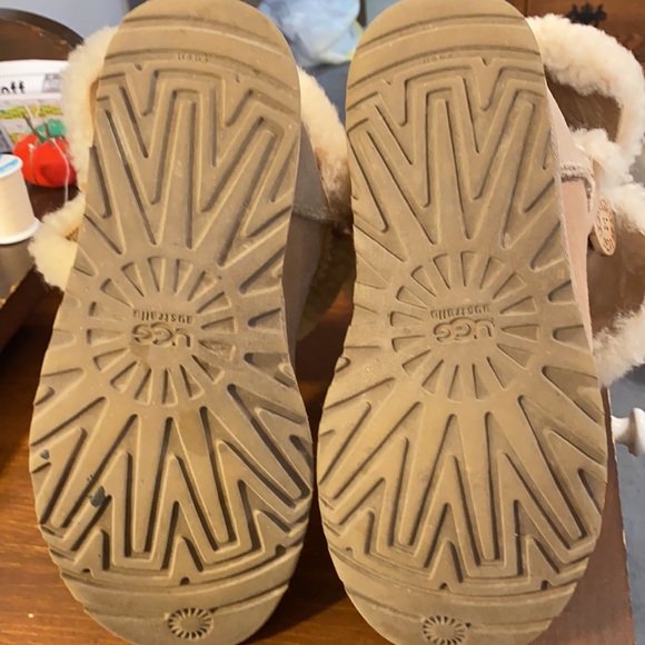 🧡🖤❤️One Button Bailey Ugg’s❤️🖤🧡 - Picture 8 of 9